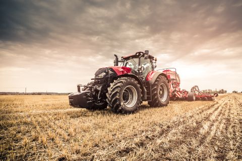1804_Landbouw_tractor_laag_standpunt_land
