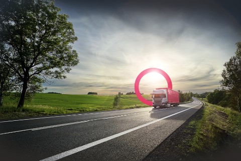 2007_HEU_Truck_in_landschap_rode_oplegger_met_cirkel